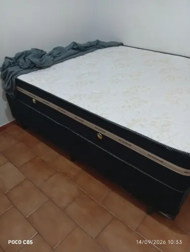 Cama de casal box com a base