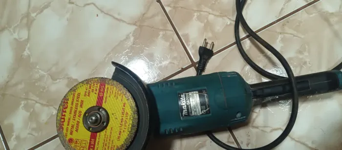 Esmerilhadeira Makita