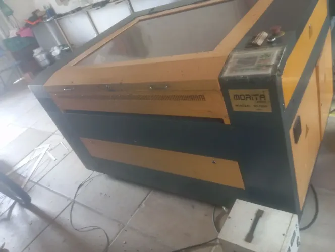 Máquina a laser c.o 2 corta e grava