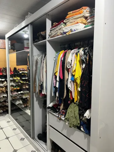 Guarda-roupa com espelhos nas duas portas 269x230x58