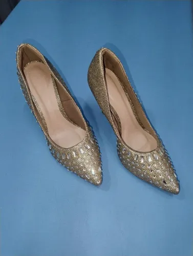 Sapato scarpi dourado da marca Pink número 38