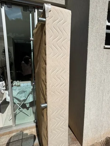 Vendo uma base de cama de solteiro 87x190cm