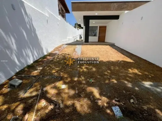 Casa Plana com 3 Quartos, 400m², Copacabana, próximo à Orla da Lagoa da Pampulha.