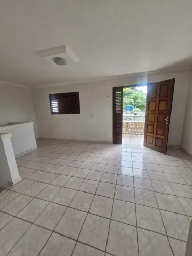 um primeiro andar e uma loja em baixo