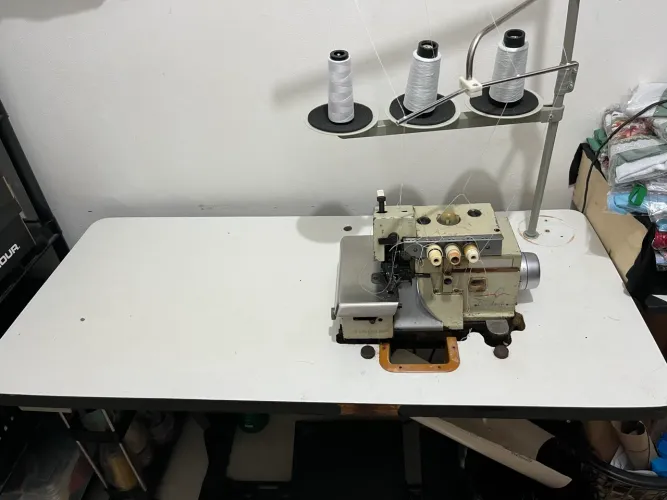 Máquina de overloque Singer industrial