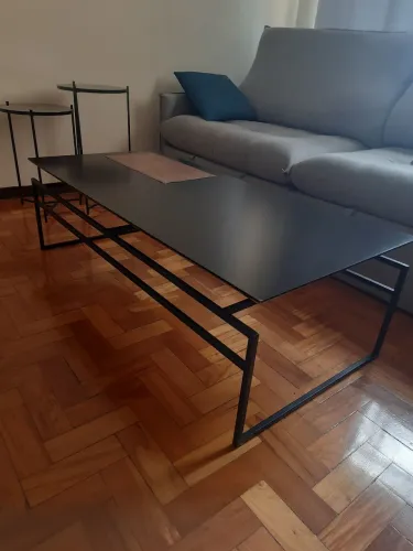 Mesa de Centro preta com detalhe em couro - Oportunidade