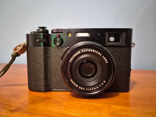 Fujifilm X100V novíssima com poucos cliques e vários acessórios 