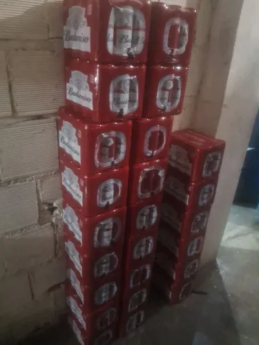 Estoque de bebidas cerveja água e refrigerante