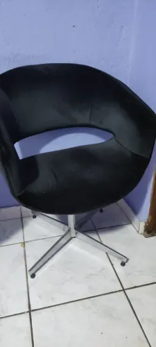 Cadeira estofada preta 