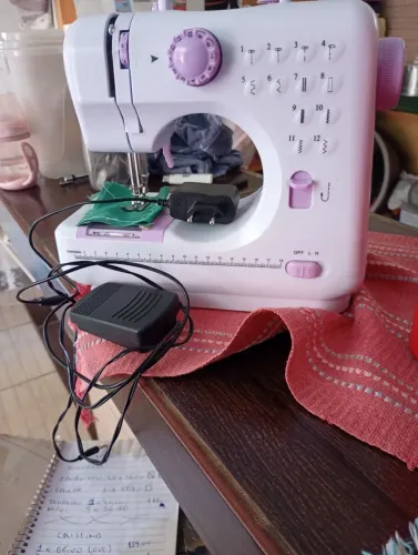 Máquina de costura portátil