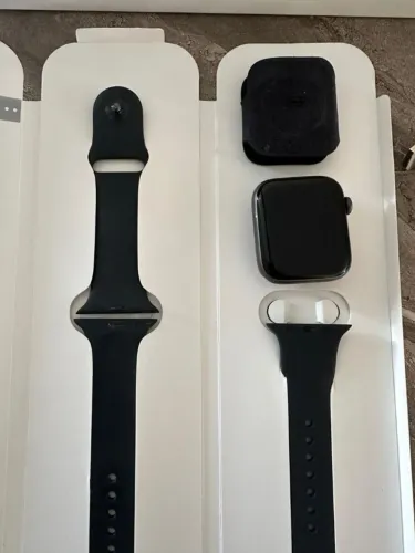 Apple Watch - series 5, 44mm, space gray.