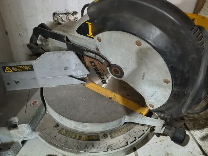 Serra meia esquadria - Marca Dewalt 12 polegadas