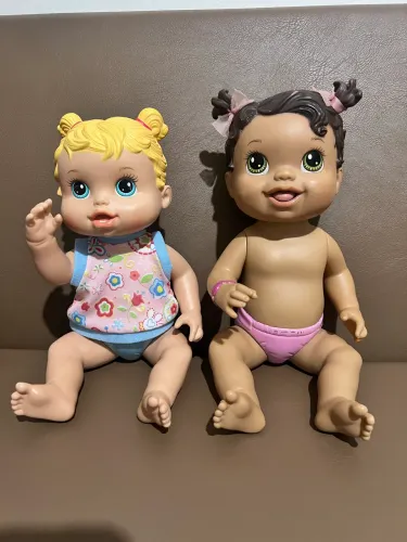 LOTE COM 2 BONECAS BABY ALIVE MORENA SORVETINHO E ESCOLINHA
