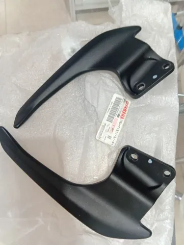 alça traseira para garupa, comumente compatível com modelos como a Yamaha Fazer 150