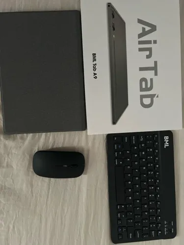 Tablet semi novo, quase sem marcas de uso e funcionando normalmente