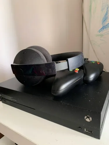 Vendo Xbox One X 1Tb + 2 controles + fone original xbox