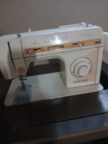 Máquina de Costura Singer com Gabinete