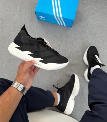 Tênis Adizero preto e off com placa 38 ao 43
