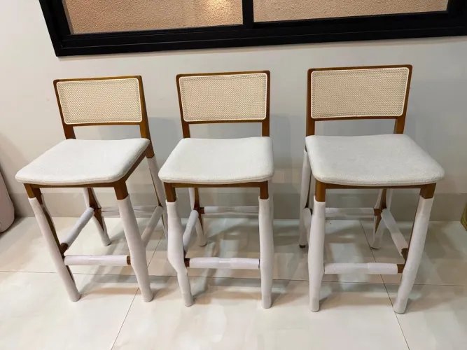 Banqueta para Balcão Madeira Maciça Encosto telinha e Estofado em Linho .