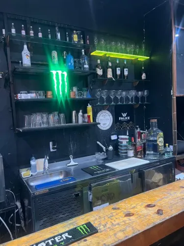 Balcão frigorífico com chopeira com duas boqueiras e espaço para 3 barris