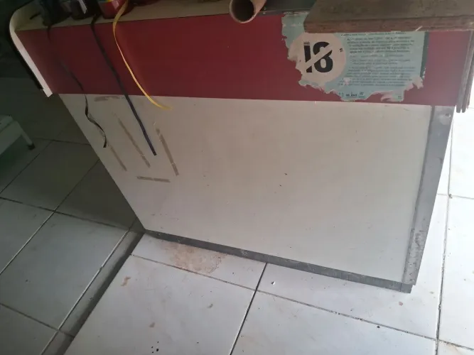 Vendo pratilheira central e expositor de pão,e balcão caixa