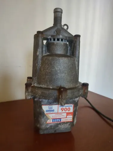 Bomba d'água submersa usada