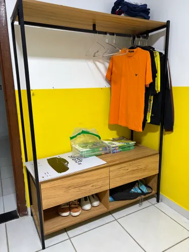 Guarda-roupa aberto estilo industrial com 2 gavetas