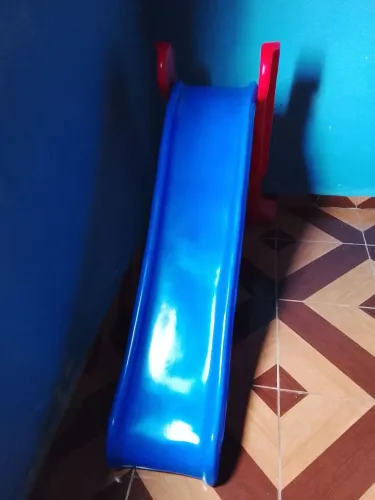 Escorregador Infantil Grande Azul e Vermelho - Semi Novo / Pouco Uso