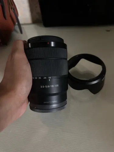 Lente Sony E 18-135mm OSS
