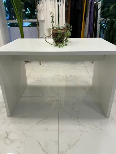 Mesa branca grande em MDF