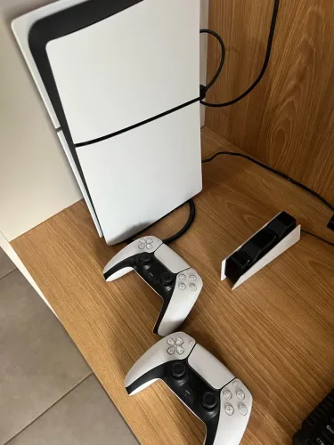 Playstation 5 slim digital + 2 controles + base carregadora