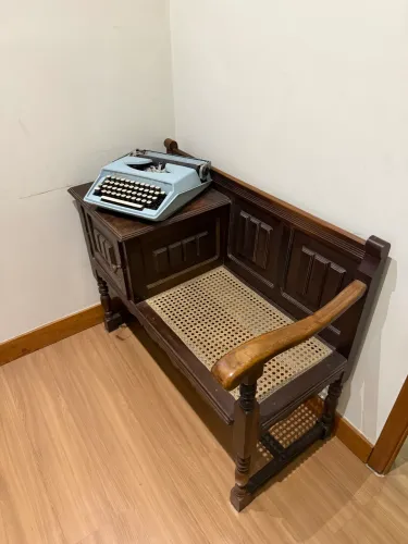 Banco Telefone Antigo em Madeira com Palhinha - Estilo Clássico