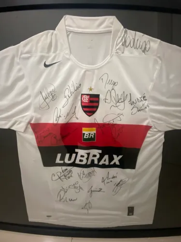 Camisa Branca Oficial do Time Campeão da Copa do Brasil de 2006 assinada pelos jogadores 