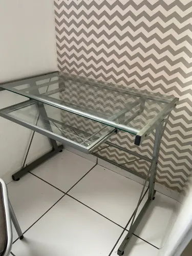 Vendo mesa de ferro com tampo de vidro e cadeira