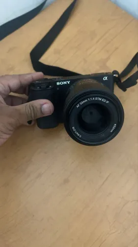 Câmera fotográfica Sony Alpha ZV-E10 + Lente Viltrox AF 33mm f/1.4 + Case (Brinde)