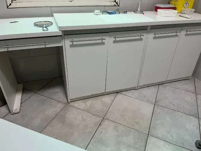 Balcão em MDF, medindo 2,15 x 0,80m, com 4 portas de abrir e 1 gaveta;