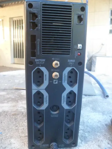 Nobreak APC Pro1500 (Sem Baterias) e C3TECH SP-242LS (Combo)
