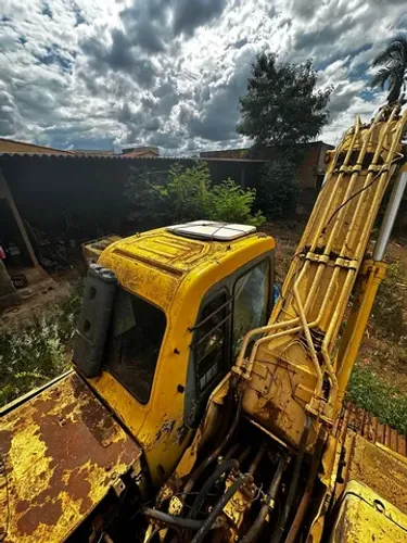 Escavadeira Hidráulica komatsu PC 200 ano 2004