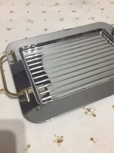Bandeja em aço inox com alça dourada