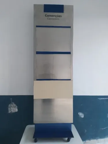 Quadro de avisos em aço inox com rodizios, dois lados dimensoes 1,5 met. x 50 cm x 07 cm