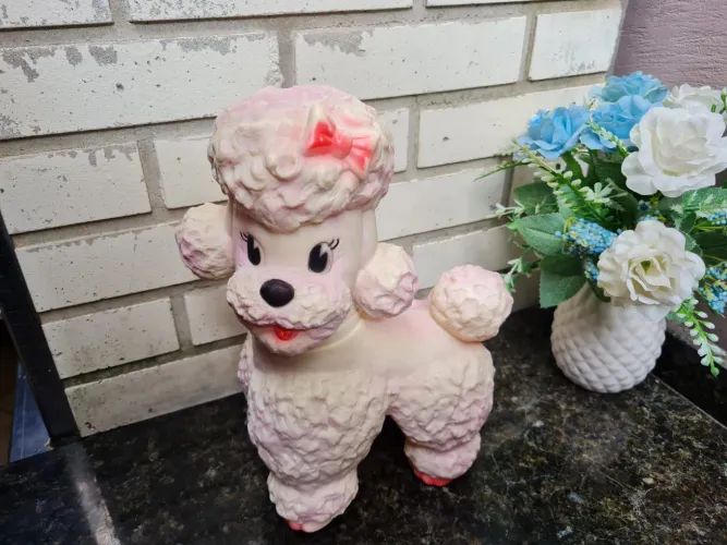 Lindo cãozinho Poodle, fabricado pela The Sun Rubber Co em 1960.