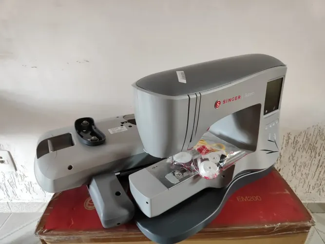 Máquina de Bordar Singer Supero EM200
