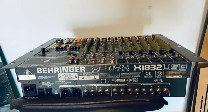 Mesa mixer USB XENYX 