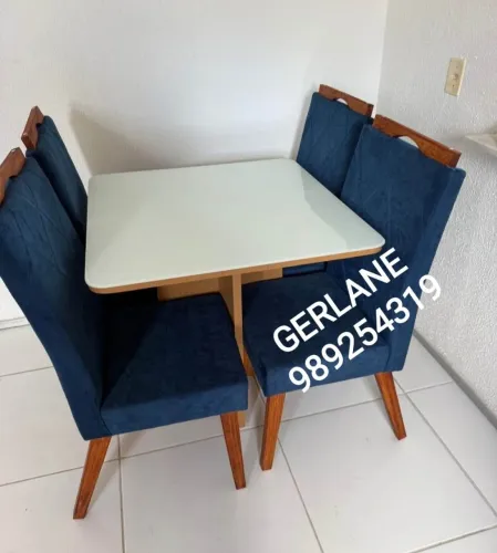 Sala de jantar com o tampo em vidro