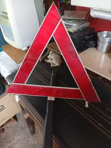 Triângulo e chave de roda