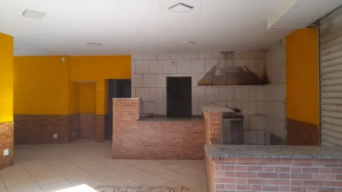 Aluga-se loja 300m² em Praia de Olaria.