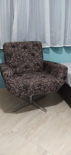 Poltrona Giratória Veludo Estampa Floral Linda