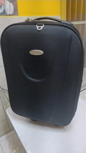 Mala de viagem preta com rodinhas