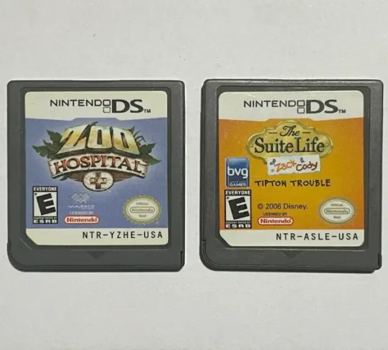 2 CARTUCHOS NINTENDO DS ZOO HOSPITAL e THE SUITE LIFE OF ZACK E CODE TIPTON TROUBLE