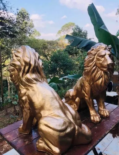 Esculturas de Leão Douradas